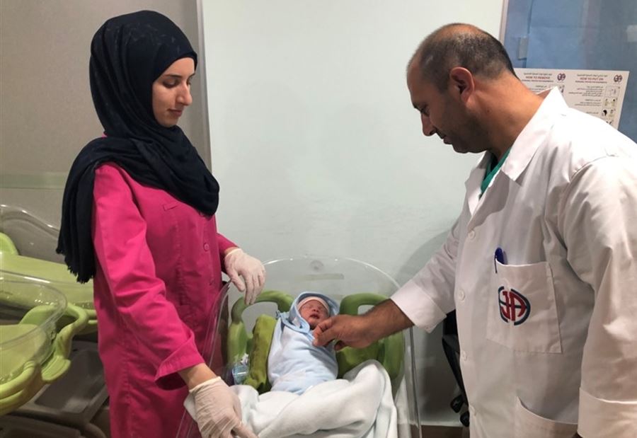 إبنةُ "ثلاثة أيام".. مرميةٌ على الطريق شرق صور  إبنةُ "ثلاثة أيام".. مرميةٌ على الطريق شرق صور
