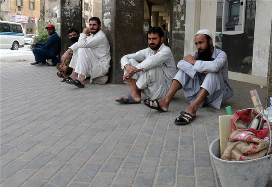 السعودية تُخفف القيود عن العمال الأجانب