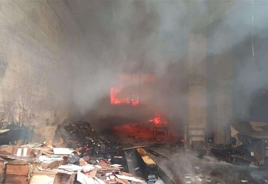 بالصور: حريق كبير داخل منشرة للأخشاب في خلدة!