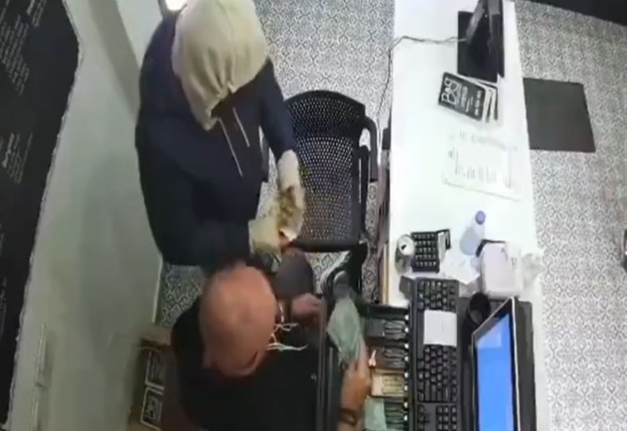بالفيديو: سطو مسلح على مطعمٍ في منطقة المطيلب!