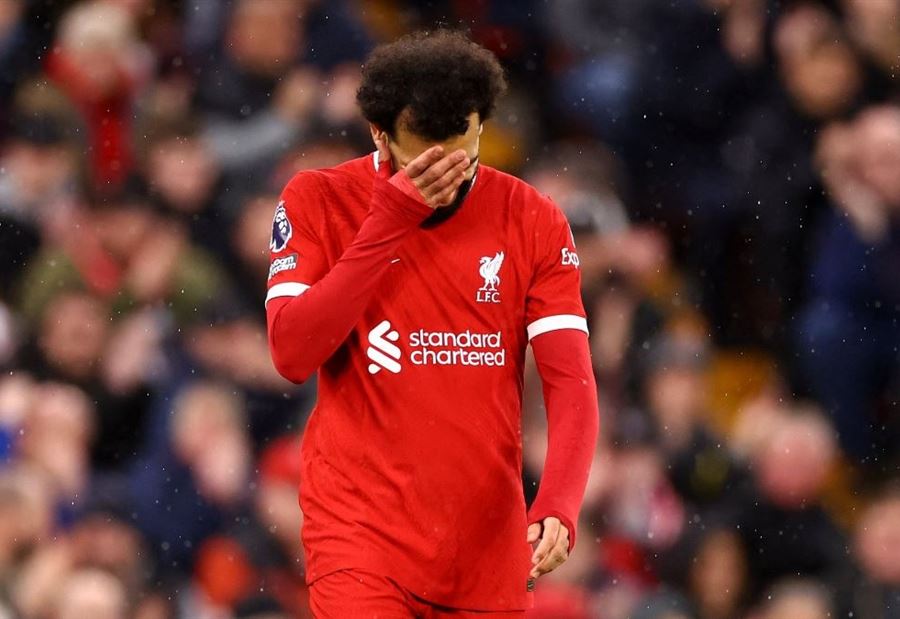 بالفيديو: هكذا كسر محمد صلاح صيامه خلال المباراة