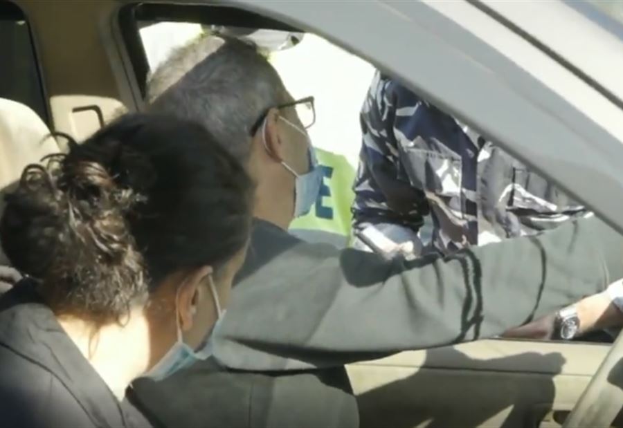 بالفيديو: معايدة و"هدية" بدلاً من محضر ضبط!