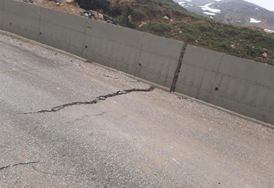 بالصور: تشقق جديد بطريق زحلة - ترشيش 