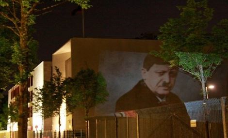 أردوغان "النازي" معلق على جدران سفارته ببرلين