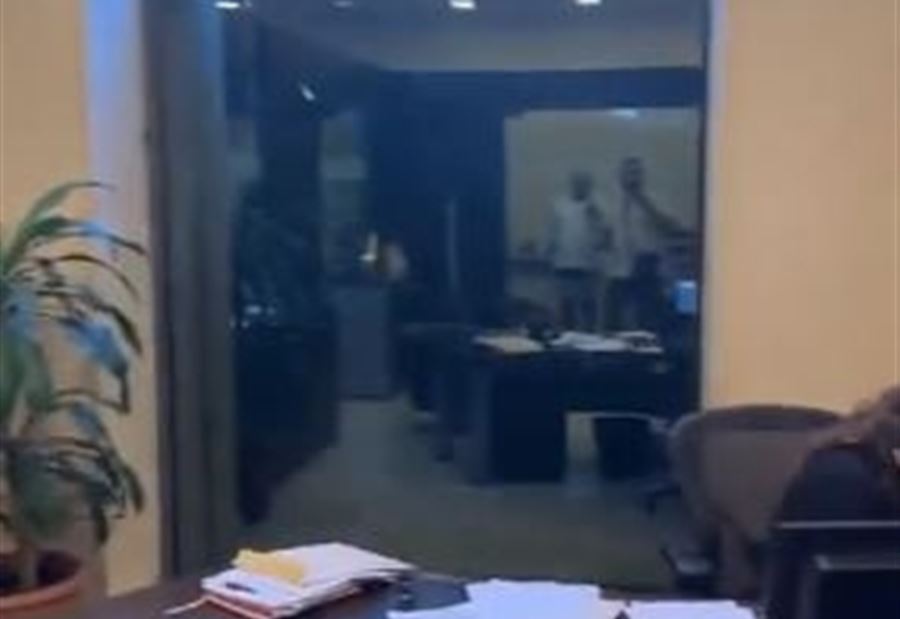 بعد عجزه عن دفع مصاريف المدارس... إليكم ما فعله في بنك "التمويل"!