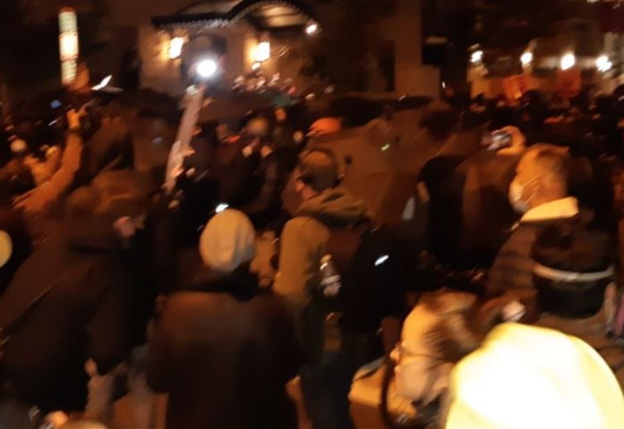 بالفيديو:مع بدء ظهور النتائج... مواجهاتٌ خارج البيت الأبيض