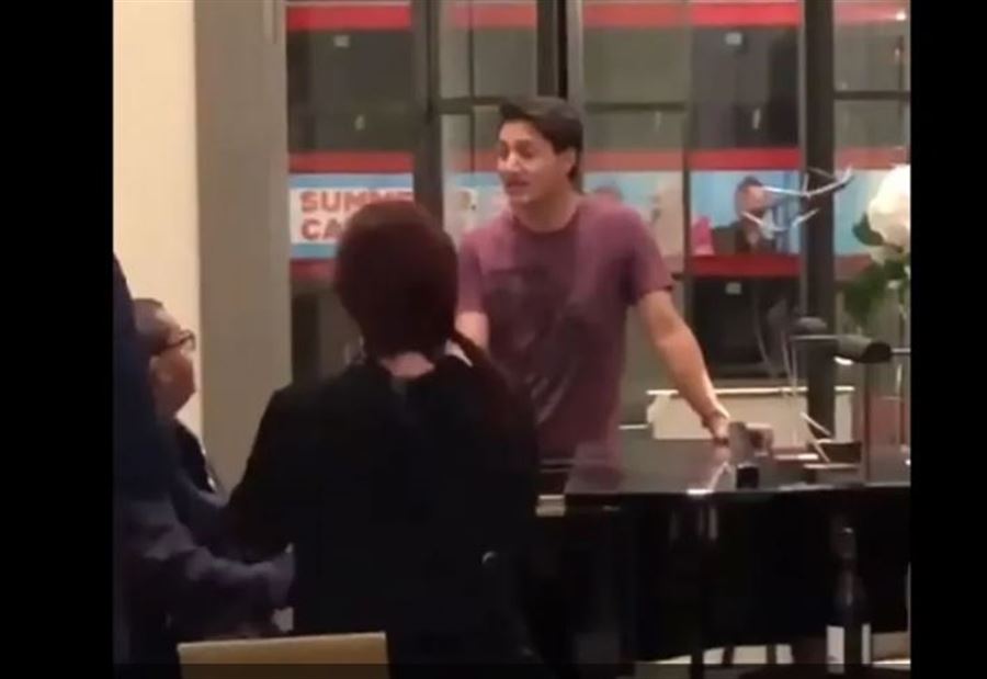 "سلوك مخزي"... استياءٌ بريطاني من رئيس وزراء كندا (فيديو)