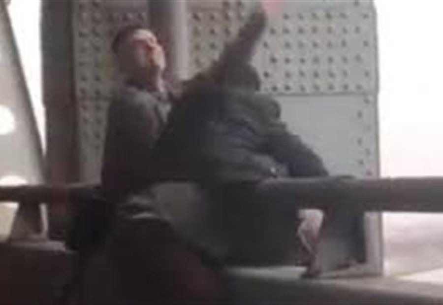 بالفيديو: تدخل جماعي ينقذ عجوزا على "حافة الموت" بالفيديو: تدخل جماعي ينقذ عجوزا على "حافة الموت"