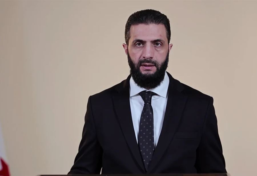 بعد أيام من العنف: سيدة من السويداء تهدي الشرع "قلادة من الساحل"!