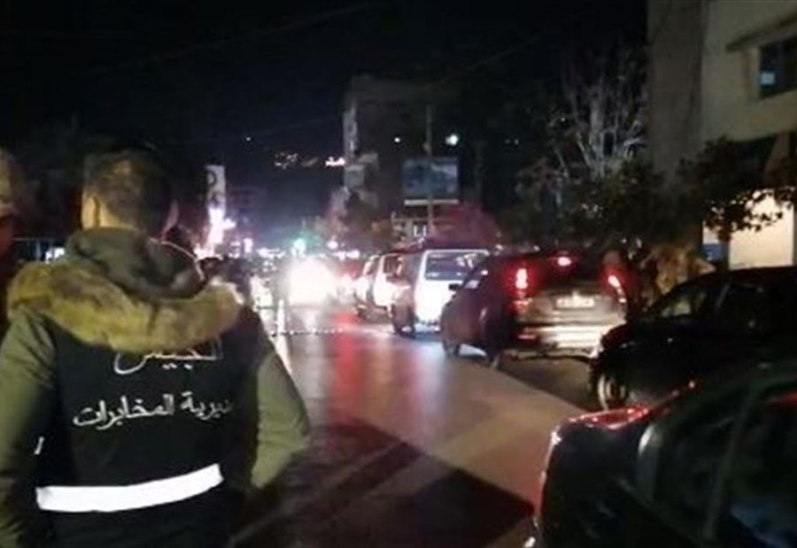 تضارب بين محتجين ومجموعة من الشبان  امام سراي النبطية