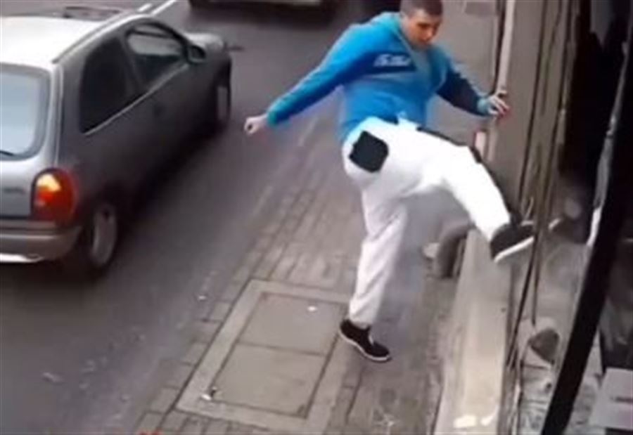حدث غير عادي... اليكم حقيقة فيديو تحطيم واجهة مسجد في بريطانيا! 