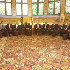 دريان عرض مع وفد العائلات البيروتية الاوضاع