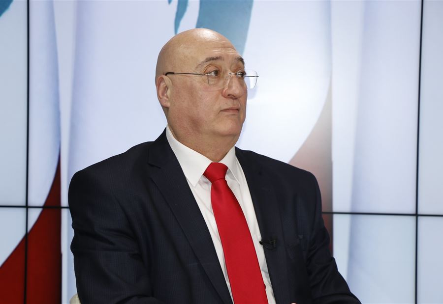 تغريدةٌ "ساخِرة" لـ جوزيف أبو فاضل... "متل شحاطي أو مشايتي"
