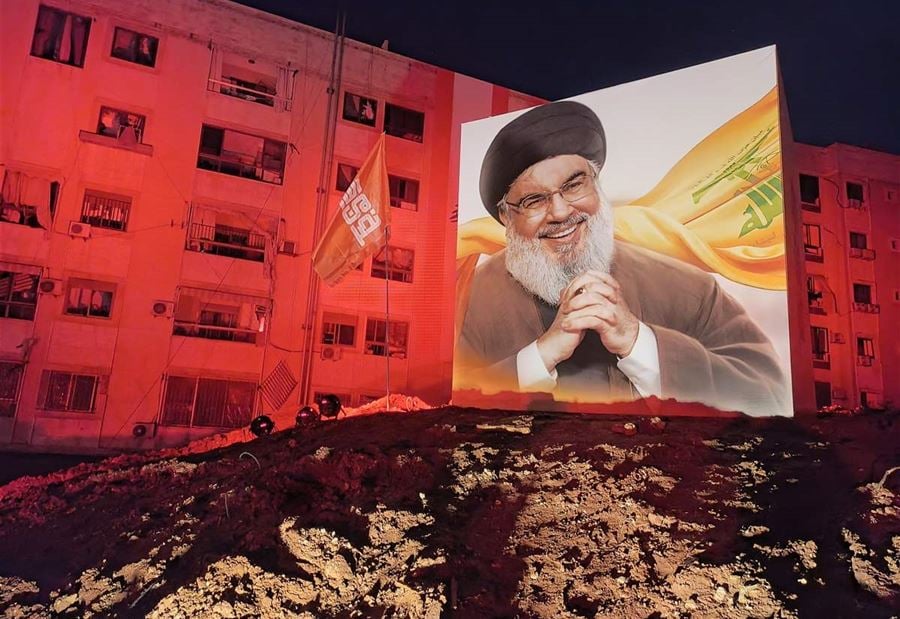 شاشة كبيرة وإضاءة شموع... إليكم المشهد من مكان إستشهاد السيّد نصرالله! (صور)