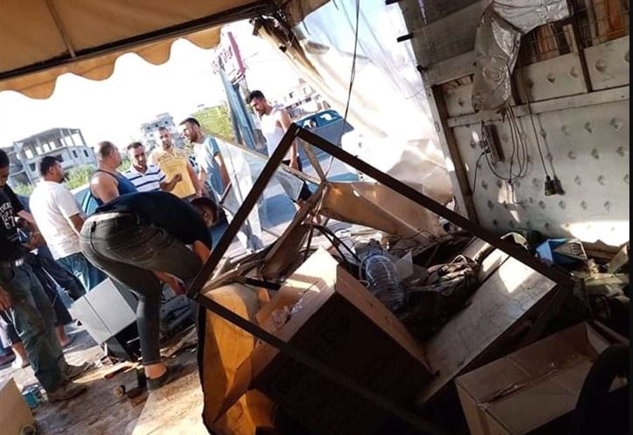 إصابة شخصين في العبدة بعد اجتياح سيارة لمقهى