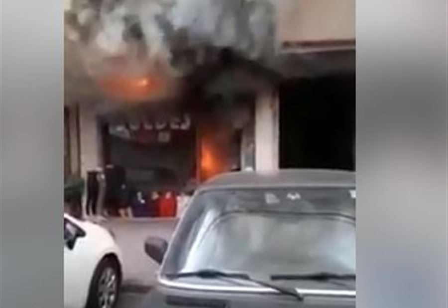 بالفيديو: حريق ضخم داخل محل تجاري في سد البوشرية 
