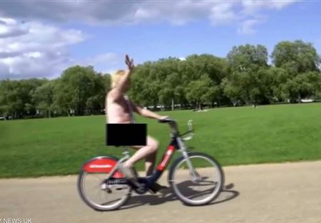 بالفيديو: نائب بريطاني يقود دراجته عاريا بالفيديو: نائب بريطاني يقود دراجته عاريا