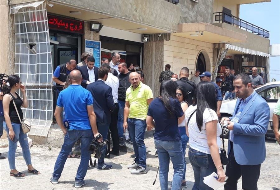إقفال مزرعة وصالون حلاقة  في الدامور