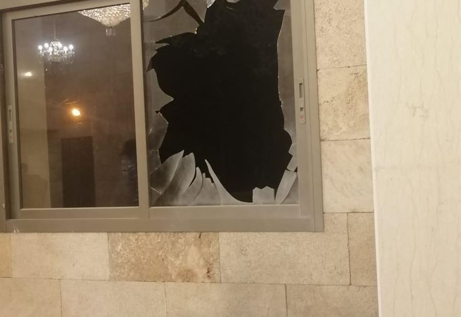 بالفيديو: إلقاء "قنبلة" داخل جامع في صور