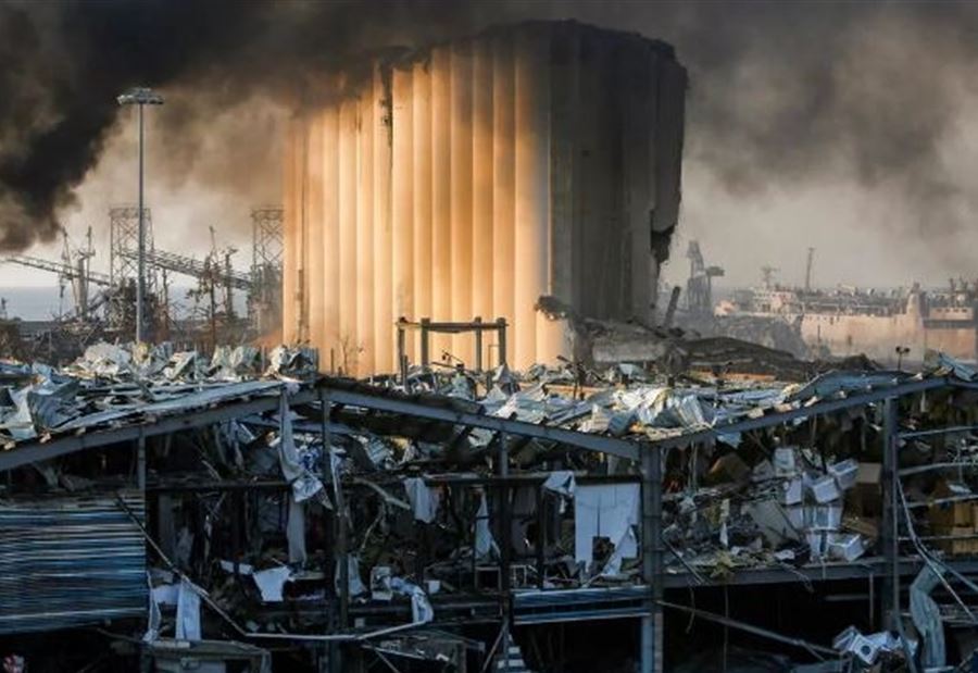 حريقٌ في مرفأ بيروت 