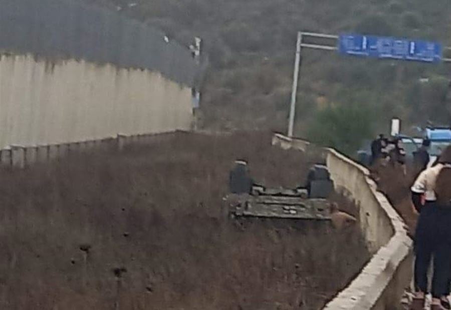 بالصور: انقلاب آلية للجيش ووقوع جرحى