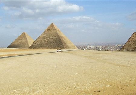 مصر تفتتح هرم الملك "خفرع" بعد الترميم مصر تفتتح هرم الملك "خفرع" بعد الترميم
