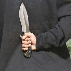 في لبنان.. طعنوا أستاذا لوقوفه في وجه معاكساتهم للفتيات