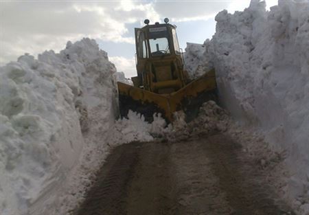 الجرافات تواصل إعادة فتح الطريق بين عكار والهرمل بعلبك