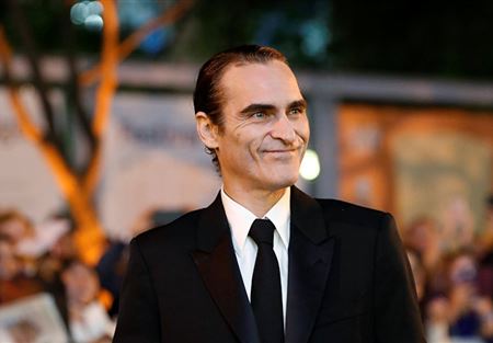 أول صورة رسمية لواكين فينيكس في شخصية "الجوكر" أول صورة رسمية لواكين فينيكس في شخصية "الجوكر"