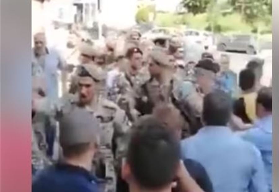 بالفيديو: توقيف عدد من طلاب الـ"AUST"! 