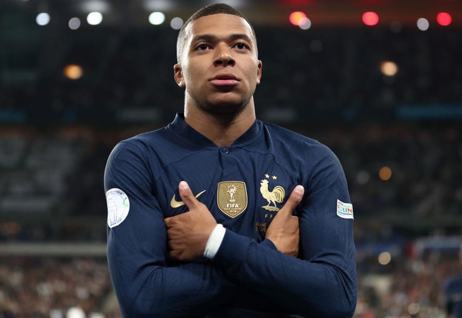 مبابي يغادر معسكر منتخب فرنسا!