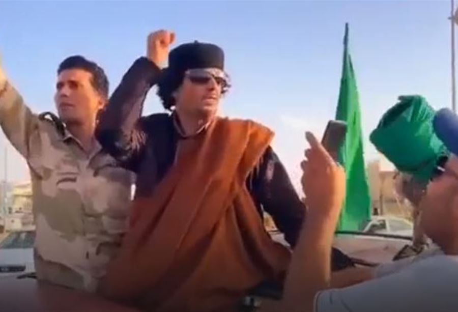 "يحيا الفاتح"...  شبيه القذافي يتجول في ليبيا