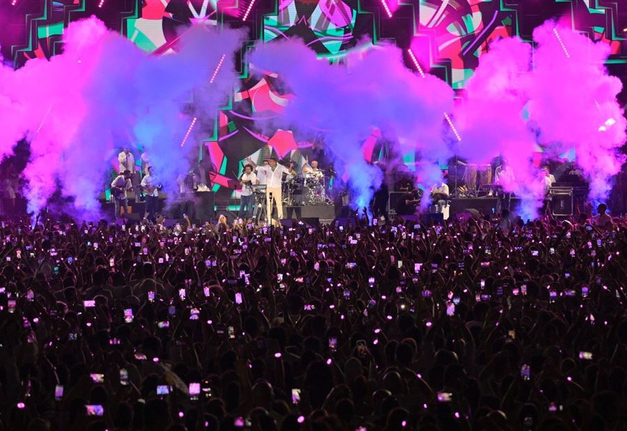 "اثار" حفلة عمرو دياب تثير الجدل... "لتغريم المنظمين"!