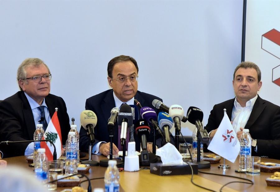 "الوزير الغائب" يردُّ على وهّاب.. والأخير: "أُضرُب بإيد من حديد"