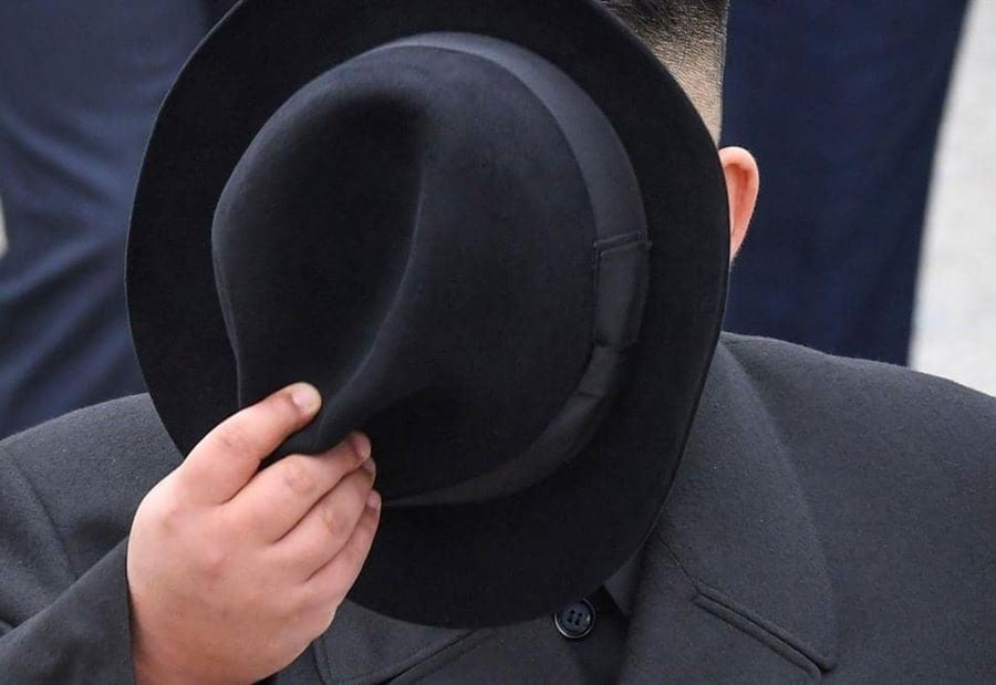 "كيم جونغ أون لا يستطيع الوقوف أو السير!"