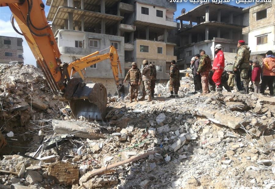 بالصور: الجيش اللبناني يبدأ مهمته في مناطق الزلزال المنكوبة