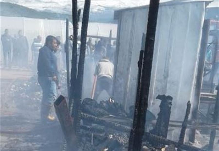 بالصور: حريق مخيم للنازحين السوريين في المنيه