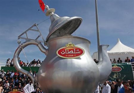 المغرب يدخل "غينيس" بأكبر إبريق شاي 