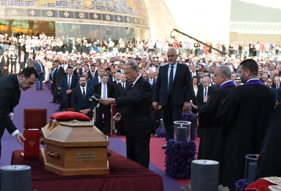 بالصور: عون يقلد صفير "الوشاح الأكبر" 