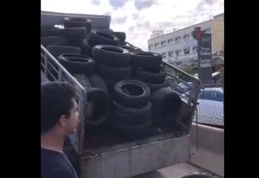 بالفيديو: استقدام شاحنة محملة بالدواليب في جبيل 