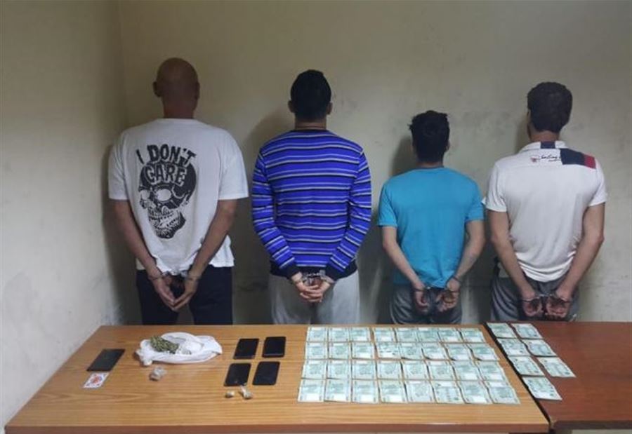 يروّج المخدّرات برفقة ثلاثة من زبائنه بين قضائي المتن وكسروان