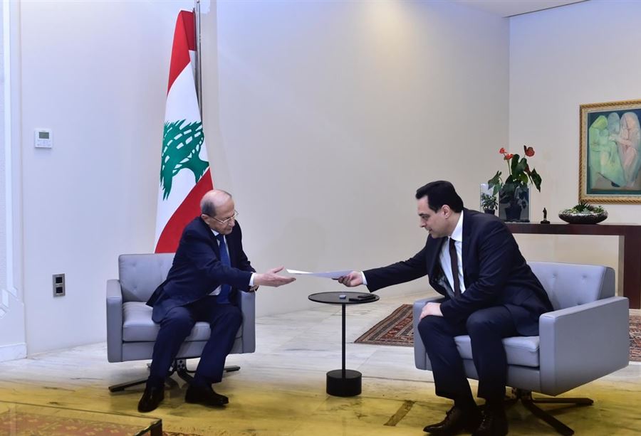 عون يتسلم استقالة الحكومة 