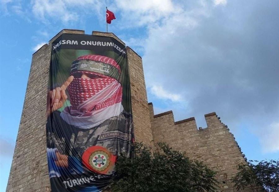فيديو من تركيا... لافتة ضخمة لـِ"أبو عبيدة" على "سور إسطنبول"!