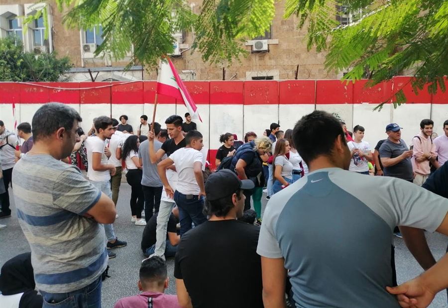 بالصور: تزامناً مع مؤتمر "الحاكم"..."تظاهرة" امام مصرف لبنان