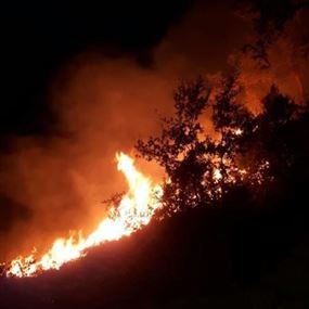 بالصورة: حريق كبير في قبعيت وتسجيل بعض حالات الاختناق