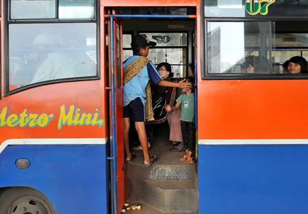 إندونيسيا تبتكر أغرب طريقة لدفع تذاكر الحافلات إندونيسيا تبتكر أغرب طريقة لدفع تذاكر الحافلات