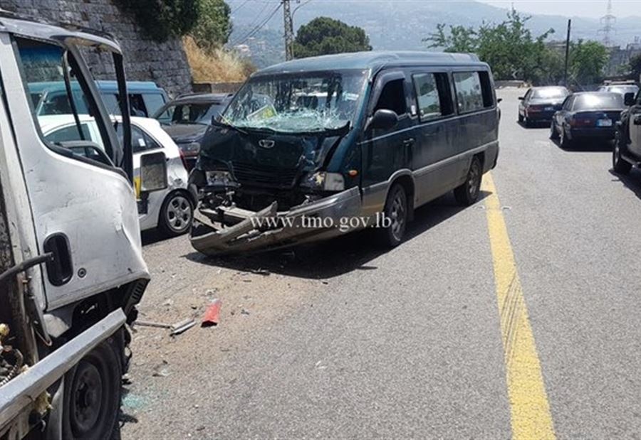 بالصور: جريحان اثر  تصادم بين فان وبيك آب على طريق عاريا 