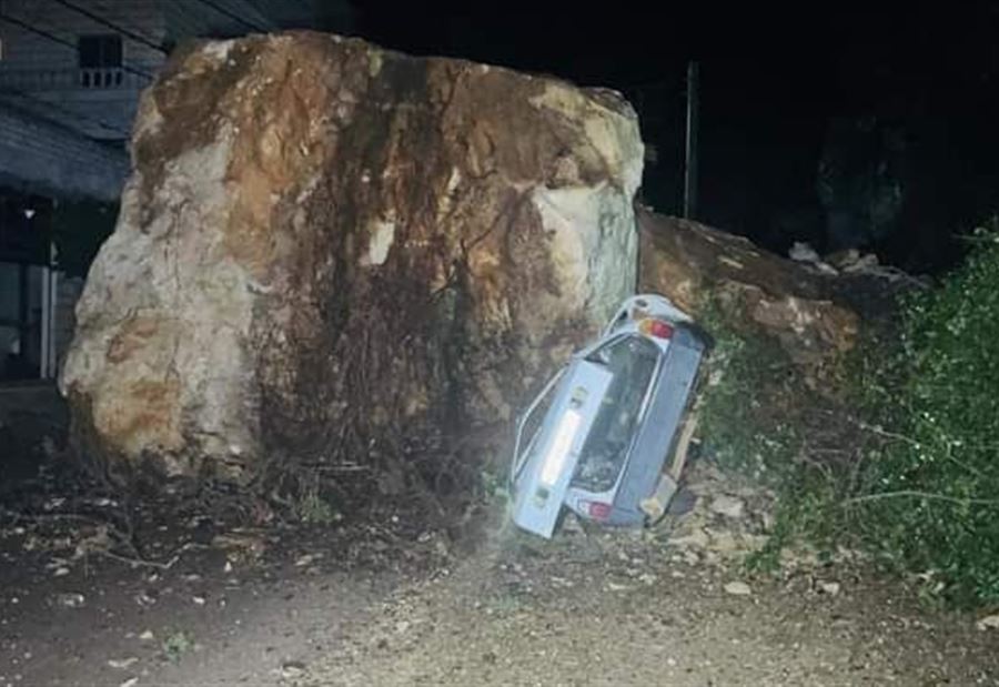 بسبب الطقس... تضرر سيارتين في انهيار صخري