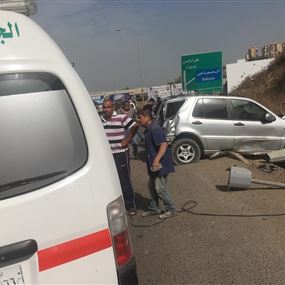 بالصورة: جريح بحادث سير على أتوستراد القلمون  بالصورة: جريح بحادث سير على أتوستراد القلمون