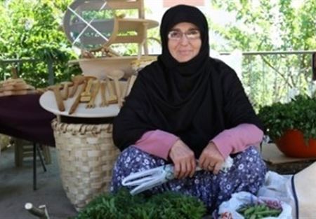 شقيقة وزير الصناعة التركي الجديد تعمل بائعة خضروات